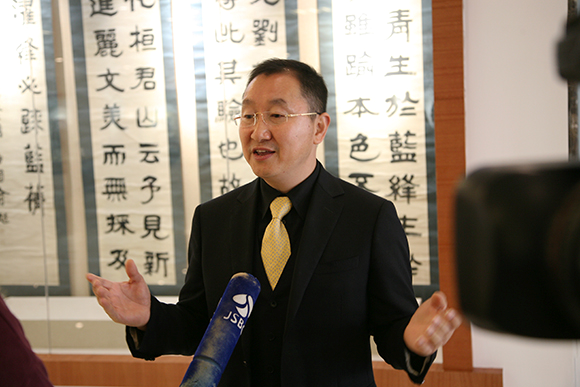 江苏省企业发展战略研究会于2017年12月1517日,在盐城市千鹤湾温泉风情小镇,顺利举办了新时代-新思想-新目标-新征程企业家年会。出席本次年会的领导和嘉宾有:江苏省人民政府原常务副省长戴顺智和省委宣传部、省发改委、省经信委、省住建厅、省科技厅、省社科联、省检等省级机关相关部门的领导以及南京市、淮安市、盐城市等有关部门的领导,还有东大、南大、南航、南师大、河海等高校的领导、教授和本会理事会的领导、会员单位代表及企业家共230多人。 江苏省企业发展战略研究会企业家年会主席台 江苏省人